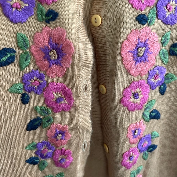 Beautiful hand knit with crocheted detail women's cardigan and size medium. - Picture 3 of 7